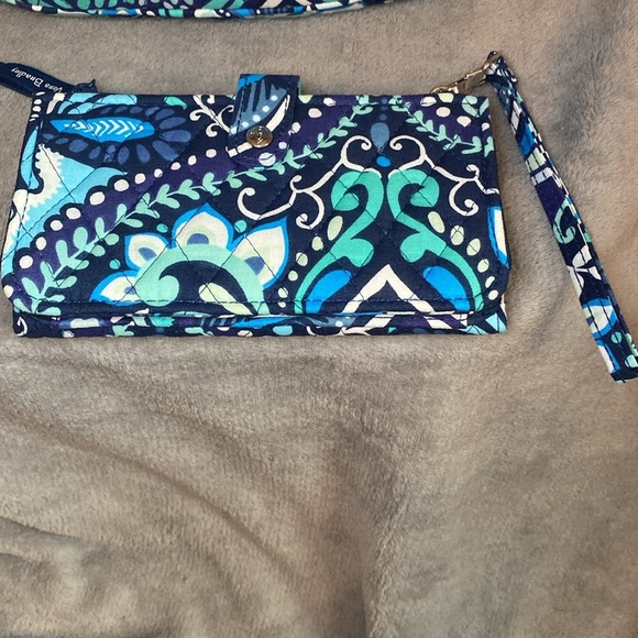 💙🏝️VERA BRADLEY💙🏝️Blue Island Medallion Triple Zip Hipster & RFID Wristlet/
NWOT - Picture 7 of 14